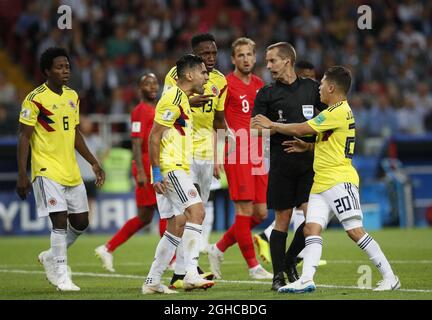 Radamel Facao aus Kolumbien protestiert gegen Schiedsrichter Mark Geiger während des Spiels der FIFA Fußball-Weltmeisterschaft 2018 der Runde 16 im Spartak-Stadion in Moskau. Bild Datum 3. Juli 2018. Bildnachweis sollte lauten: David Klein/Sportimage via PA Images Stockfoto