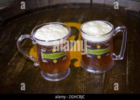 Harry Potter Butterbeer frisch gezapft in Harry Potter World in London Stockfoto