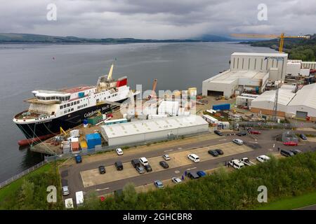 Greenock, Schottland, Großbritannien. September 2021. IM BILD: Drohnenansicht von oben auf die verspätete, kaledonische MacBrayne-Fähre, genannt Glen Sannox-Fähre, die derzeit noch in der Ferguson Marine Shipyard in Produktion ist. Dieses Projekt wurde mit der schottischen Regierung erneut unter Beschuss gestellt, da die Fähre verzögert wurde und über den Haushalt hinausgeht. Quelle: Colin Fisher/Alamy Live News Stockfoto