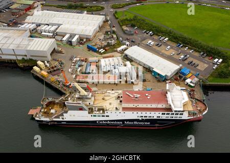 Greenock, Schottland, Großbritannien. September 2021. IM BILD: Drohnenansicht von oben auf die verspätete, kaledonische MacBrayne-Fähre, genannt Glen Sannox-Fähre, die derzeit noch in der Ferguson Marine Shipyard in Produktion ist. Dieses Projekt wurde mit der schottischen Regierung erneut unter Beschuss gestellt, da die Fähre verzögert wurde und über den Haushalt hinausgeht. Quelle: Colin Fisher/Alamy Live News Stockfoto