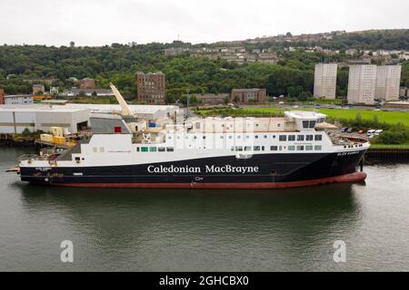 Greenock, Schottland, Großbritannien. September 2021. IM BILD: Drohnenansicht von oben auf die verspätete, kaledonische MacBrayne-Fähre, genannt Glen Sannox-Fähre, die derzeit noch in der Ferguson Marine Shipyard in Produktion ist. Dieses Projekt wurde mit der schottischen Regierung erneut unter Beschuss gestellt, da die Fähre verzögert wurde und über den Haushalt hinausgeht. Quelle: Colin Fisher/Alamy Live News Stockfoto