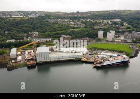 Greenock, Schottland, Großbritannien. September 2021. IM BILD: Drohnenansicht von oben auf die verspätete, kaledonische MacBrayne-Fähre, genannt Glen Sannox-Fähre, die derzeit noch in der Ferguson Marine Shipyard in Produktion ist. Dieses Projekt wurde mit der schottischen Regierung erneut unter Beschuss gestellt, da die Fähre verzögert wurde und über den Haushalt hinausgeht. Quelle: Colin Fisher/Alamy Live News Stockfoto