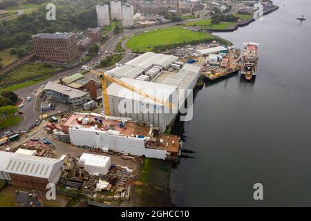 Greenock, Schottland, Großbritannien. September 2021. IM BILD: Drohnenansicht von oben auf die verspätete, kaledonische MacBrayne-Fähre, genannt Glen Sannox-Fähre, die derzeit noch in der Ferguson Marine Shipyard in Produktion ist. Dieses Projekt wurde mit der schottischen Regierung erneut unter Beschuss gestellt, da die Fähre verzögert wurde und über den Haushalt hinausgeht. Quelle: Colin Fisher/Alamy Live News Stockfoto