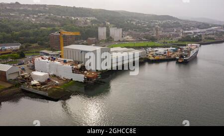 Greenock, Schottland, Großbritannien. September 2021. IM BILD: Drohnenansicht von oben auf die verspätete, kaledonische MacBrayne-Fähre, genannt Glen Sannox-Fähre, die derzeit noch in der Ferguson Marine Shipyard in Produktion ist. Dieses Projekt wurde mit der schottischen Regierung erneut unter Beschuss gestellt, da die Fähre verzögert wurde und über den Haushalt hinausgeht. Quelle: Colin Fisher/Alamy Live News Stockfoto