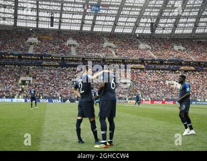 Benjamin Pavard chattet mit Paul Pogba aus Frankreich während des Finales der FIFA Fußball-Weltmeisterschaft 2018 im Luzhniki-Stadion in Moskau. Bild Datum 15. Juli 2018. Bildnachweis sollte lauten: David Klein/Sportimage via PA Images Stockfoto