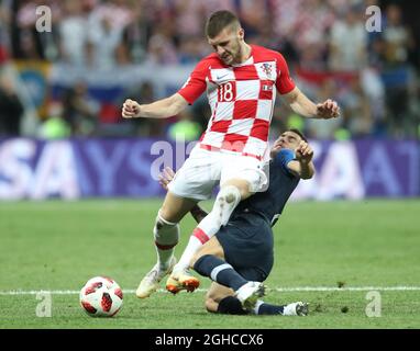 Ante Rebic aus Kroatien wurde vom Franzosen Lucas Hernandez während des Finales der FIFA-Weltmeisterschaft 2018 im Luzhniki-Stadion in Moskau angegangen. Bild Datum 15. Juli 2018. Bildnachweis sollte lauten: David Klein/Sportimage via PA Images Stockfoto