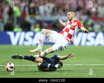 Ante Rebic aus Kroatien wurde vom Franzosen Lucas Hernandez während des Finales der FIFA-Weltmeisterschaft 2018 im Luzhniki-Stadion in Moskau angegangen. Bild Datum 15. Juli 2018. Bildnachweis sollte lauten: David Klein/Sportimage via PA Images Stockfoto