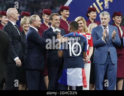 Der Franzose Kylan Mbappe holt den FIFA-Nachwuchspreis des französischen Präsidenten Emmanuel Macron während des Finales der FIFA-Weltmeisterschaft 2018 im Luzhniki-Stadion in Moskau. Bild Datum 15. Juli 2018. Bildnachweis sollte lauten: David Klein/Sportimage via PA Images Stockfoto