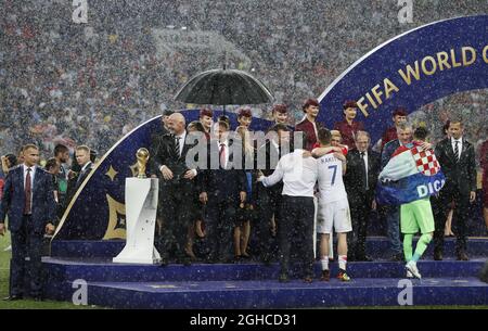 FIFA-Präsident Gianni Infantino, der russische Präsident Wladimir Putin, der französische Präsident Emmanuel Macron und die Kroation Kolinda Grabar-Kitarovic stehen während des Finales der FIFA-Weltmeisterschaft 2018 im Luzhniki-Stadion in Moskau im Regen. Bild Datum 15. Juli 2018. Bildnachweis sollte lauten: David Klein/Sportimage via PA Images Stockfoto