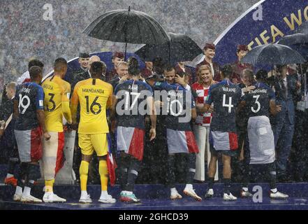 Der französische Präsident Emmanuel Macron umarmt den Franzosen Kylan Mbappe während des Finales der FIFA-Weltmeisterschaft 2018 im Luzhniki-Stadion in Moskau. Bild Datum 15. Juli 2018. Bildnachweis sollte lauten: David Klein/Sportimage via PA Images Stockfoto