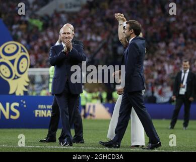 Der russische Präsident Wladimir Putin applaudiert dem französischen Präsidenten Emanuel Macron während des Finales der FIFA-Weltmeisterschaft 2018 im Luschniki-Stadion in Moskau. Bild Datum 15. Juli 2018. Bildnachweis sollte lauten: David Klein/Sportimage via PA Images Stockfoto