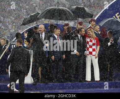 FIFA-Präsident Gianni Infantino, der russische Präsident Wladimir Putin, der französische Präsident Emmanuel Macron und die Kroation Kolinda Grabar-Kitarovic stehen während des Finales der FIFA-Weltmeisterschaft 2018 im Luzhniki-Stadion in Moskau im Regen. Bild Datum 15. Juli 2018. Bildnachweis sollte lauten: David Klein/Sportimage via PA Images Stockfoto