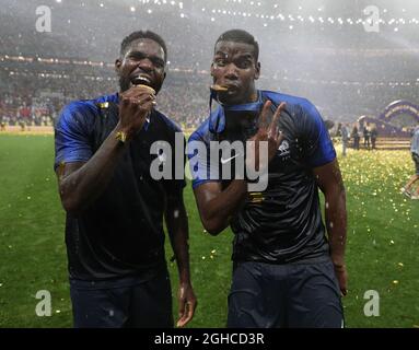 Der Franzose Samuel Umtiti und der Franzose Paul Pogba feiern im Rahmen des Finales der FIFA Fußball-Weltmeisterschaft 2018 im Luzhniki-Stadion in Moskau. Bild Datum 15. Juli 2018. Bildnachweis sollte lauten: David Klein/Sportimage via PA Images Stockfoto