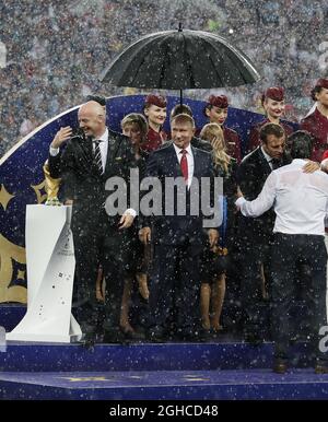 Russland Vladimir Putin wird beim Finale der FIFA Fußball-Weltmeisterschaft 2018 im Luschniki-Stadion in Moskau nass. Bild Datum 15. Juli 2018. Bildnachweis sollte lauten: David Klein/Sportimage via PA Images Stockfoto