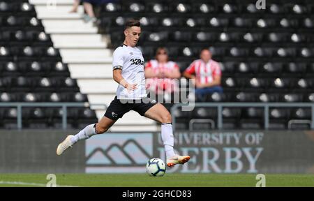 Tom Lawrence von Derby County erzielt das Eröffnungstreffer während des Freundschaftsspiels vor der Saison im Pride Park Stadium, Derby. Bild Datum 21. Juli 2018. Bildnachweis sollte lauten: James Wilson/Sportimage via PA Images Stockfoto