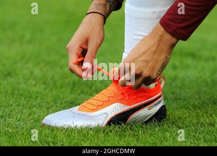 Hector Bellerin von Arsenal bindet seine personalisierten Puma FuBballschuhe wahrend des Freundschaftsspiel vor der Saison im Aviva Stadium in Dublin ein. Bild Datum 1. August 2018. Bildnachweis sollt...