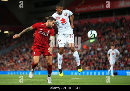 Danny Ings aus Liverpool schießt während des Freundschaftsspiels vor der Saison im Anfield Stadium, Liverpool, einen Kopfball auf das Tor, unter dem Druck von Torinos Bremer. Bild Datum 7. August 2018. Bildnachweis sollte lauten: Matt McNulty/Sportimage via PA Images Stockfoto