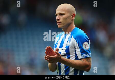 Aaron Mooy von Huddersfield Town applaudiert den Fans während des Premier League-Spiels im John Smith's Stadium, Huddersfield. Bild Datum 11. August 2018. Bildnachweis sollte lauten: Matt McNulty/Sportimage via PA Images Stockfoto