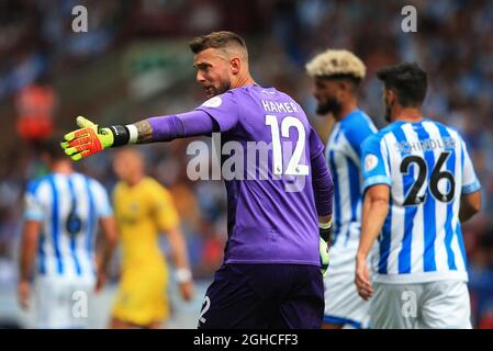 Ben Hamer von Huddersfield Town ruft seinen Verteidigern während des Spiels in der Premier League im John Smith's Stadium, Huddersfield, Anweisungen zu. Bild Datum 11. August 2018. Bildnachweis sollte lauten: Matt McNulty/Sportimage via PA Images Stockfoto