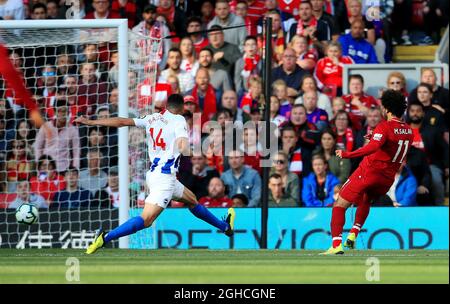 Mohamed Salah aus Liverpool schießt beim Premier League-Spiel im Anfield Stadium, Liverpool, seinen Beiden das erste Tor. Bild Datum 25. August 2018. Bildnachweis sollte lauten: Matt McNulty/Sportimage via PA Images Stockfoto