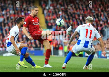 Jordan Henderson aus Liverpool und Anthony Knockaert aus Brighton & Hove Albion während des Spiels der Premier League im Anfield Stadium in Liverpool. Bild Datum 25. August 2018. Bildnachweis sollte lauten: Matt McNulty/Sportimage via PA Images Stockfoto