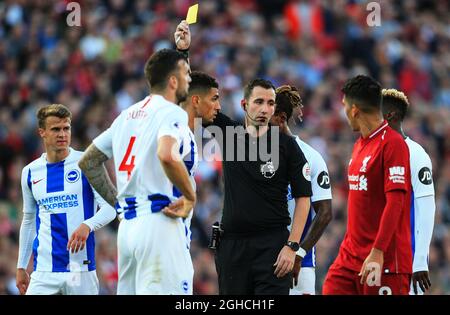 Martin Montoya von Brighton & Hove Albion wird während des Premier League-Spiels im Anfield Stadium, Liverpool, eine gelbe Karte angezeigt. Bild Datum 25. August 2018. Bildnachweis sollte lauten: Matt McNulty/Sportimage via PA Images Stockfoto