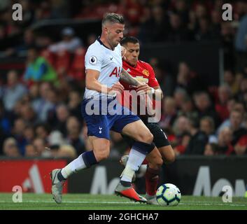 Toby Alderweireld von Tottenham tagt Alexis Sanchez von Manchester United während des Spiels der Premier League im Old Trafford Stadium in Manchester. Bild Datum 27. August 2018. Bildnachweis sollte lauten: Matt McNulty/Sportimage via PA Images Stockfoto