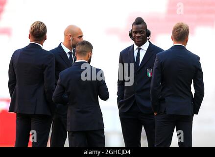 Der Italiener Mario Balotelli geht vor dem Spiel der UEFA Nations League - League A - Group 3 im Estadio da Luz, Lissabon, mit seinen Teamkollegen auf dem Spielfeld spazieren. Bild Datum 10. September 2018. Bildnachweis sollte lauten: Matt McNulty/Sportimage via PA Images Stockfoto