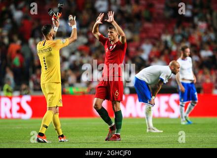 Die Portugiesen Ruben Dias und Rui Patricio feiern im Estadio da Luz, Lissabon, den Sieg in Vollzeit vor dem niedergeschlagenen Italiener Simone Zaza während des Spiels der UEFA Nations League - League A - Gruppe 3. Bild Datum 10. September 2018. Bildnachweis sollte lauten: Matt McNulty/Sportimage via PA Images Stockfoto