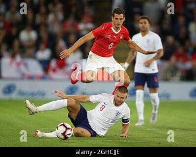 Eric Dier aus England tagt Remo Freuler aus der Schweiz während des Internationalen Freundschaftsspiels im King Power Stadium, Leicester. Bild Datum 11. September 2018. Bildnachweis sollte lauten: Nigel French/Sportimage via PA Images Stockfoto