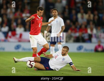 Eric Dier aus England tagt Remo Freuler aus der Schweiz während des Internationalen Freundschaftsspiels im King Power Stadium, Leicester. Bild Datum 11. September 2018. Bildnachweis sollte lauten: Nigel French/Sportimage via PA Images Stockfoto