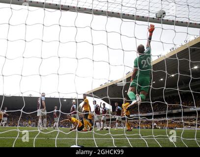 Joe Hart aus Burnley rettet sich während des Premier League-Spiels im Molineux Stadium, Wolverhampton. Bild Datum 16. September 2018. Bildnachweis sollte lauten: Andrew Yates/Sportimage via PA Images Stockfoto