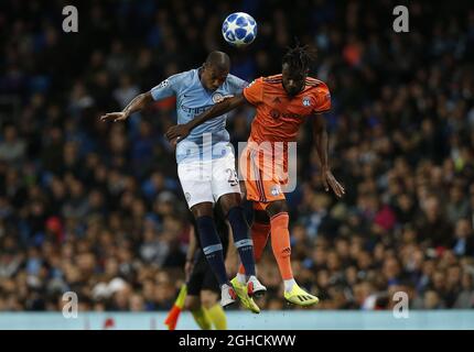 FernandInha (L) von Manchester City kämpft beim UEFA Champions League Group F-Spiel im Etihad Stadium in Manchester mit dem Lyoner Maxwel Cornet um den Ball. Bild Datum 19. September 2018. Bildnachweis sollte lauten: Andrew Yates/Sportimage via PA Images Stockfoto