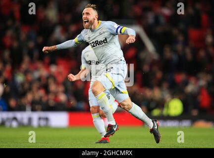 Richard Keogh von Derby County feiert den Sieg beim Spiel der dritten Runde des Carabao Cup im Old Trafford Stadium, Manchester. Bild Datum 25. September 2018. Bildnachweis sollte lauten: Matt McNulty/Sportimage Stockfoto