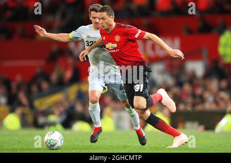 Nemanja Matic von Manchester United stellt sich während des Carabao Cup Third Round Spiels im Old Trafford Stadium, Manchester, gegen Craig Bryson von Derby County. Bild Datum 25. September 2018. Bildnachweis sollte lauten: Matt McNulty/Sportimage Stockfoto