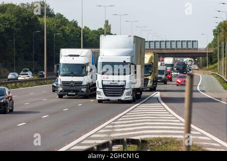 LKWs, LKWs und LKWs auf der Autobahn M1 an der Tankstelle Leicester Forest. Stockfoto