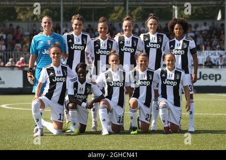 Das Juventus-Team stellt sich vor dem Anpfiff für ein Foto vor, hintere Reihe ( L bis R ): Laura Giuliani, Cristiana Girelli, Arianna Caruso, Aurora Galli, Cecilia Salvai und Sara Gama, erste Reihe ( L bis R ): Barbara Bonansea, Eniola Aluko, Lisa Boattin, Aleksandra Sikora und Valentina Cernoia Stockfoto