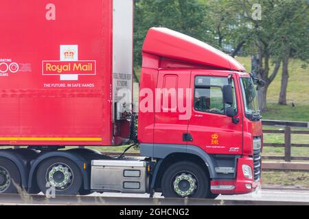 LKWs, LKWs und LKWs auf der Autobahn M1 an der Tankstelle Leicester Forest. Stockfoto