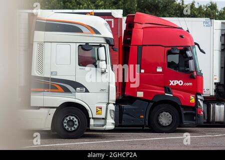 LKWs, LKWs und LKWs auf der Autobahn M1 an der Tankstelle Leicester Forest. Stockfoto