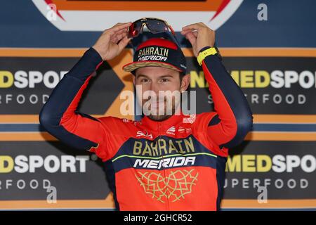 102. Gran Piemonte - Radrennen von Racconigi nach Stupinigi im Foto: Sieger Sonny Colbrelli vom Team Bahrain Merida nach seinem Sieg auf dem Podium Bilddatum: 11. Oktober 2018. Bildnachweis sollte lauten: Jonathan Moscrop/Sportimage via PA Images Stockfoto