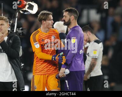 Dean Henderson von Sheffield Utd mit dem ehemaligen englischen Torwart Scott Carson von Derby County während des Sky Bet Championship-Spiels im Pride Park Stadium, Derby. Bilddatum 20. Oktober 2018. Bildnachweis sollte lauten: Simon Bellis/Sportimage via PA Images Stockfoto