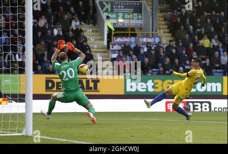 Joe Hart aus Burnley rettet sich während des Premier League-Spiels im Turf Moor Stadium in Burnley vor Alvaro Morata aus Chelsea. Bild Datum 28. Oktober 2018. Bildnachweis sollte lauten: Andrew Yates/Sportimage via PA Images Stockfoto