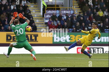 Joe Hart aus Burnley rettet sich während des Premier League-Spiels im Turf Moor Stadium in Burnley vor Alvaro Morata aus Chelsea. Bild Datum 28. Oktober 2018. Bildnachweis sollte lauten: Andrew Yates/Sportimage via PA Images Stockfoto