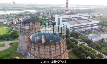 Luftdrohnen-Rundflug in der Nähe des thermischen Kraftwerks. Kühltürme von KWK Stockfoto