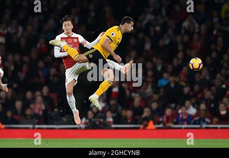 Mesut Ozil von Arsenal wird während des Spiels der Premier League im Emirates Stadium, London, von Jonny von Wolverhampton Wanderers herausgefordert. Bilddatum: 11. November 2018.Bildnachweis sollte lauten: Robin Parker/Sportimage via PA Images Stockfoto
