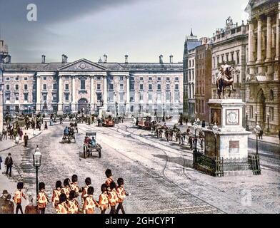 Ein Foto des Trinity College (Universität) im College Green im Zentrum von Dublin, Irland, aus dem frühen 20. Jahrhundert mit Soldaten, Pferdefahrzeugen und den neu eingeführten elektrischen Straßenbahnen. Stockfoto