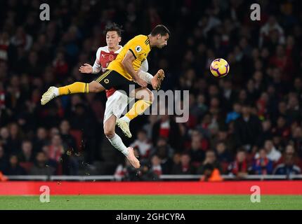Mesut Ozil von Arsenal wird während des Spiels der Premier League im Emirates Stadium, London, von Jonny von Wolverhampton Wanderers herausgefordert. Bilddatum: 11. November 2018.Bildnachweis sollte lauten: Robin Parker/Sportimage via PA Images Stockfoto