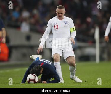 Wayne Rooney aus England tritt beim Freundschaftsspiel im Wembley Stadium in London gegen Jorge Villafana aus den USA an. Bilddatum: 15. November 2018. Bildnachweis sollte lauten: David Klein/Sportimage via PA Images Stockfoto