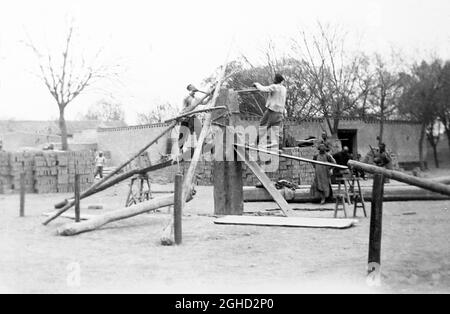 Holzsägen, China, Anfang des 20. Jahrhunderts Stockfoto