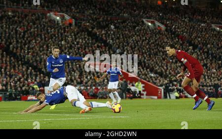 Richarlison von Everton geht im Strafraum unter, als er während des Premier League-Spiels im Anfield Stadium, Liverpool, über den Ball fährt. Bild Datum 2. Dezember 2018. Bildnachweis sollte lauten: Andrew Yates/Sportimage via PA Images Stockfoto